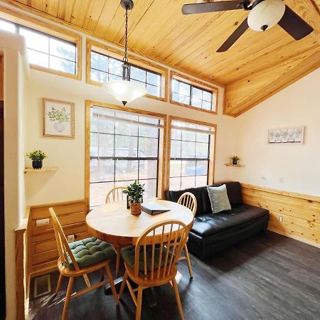 Sally'S Cabin Is A Quaint Two Bedroom Tiny Home Вудленд-Парк Екстер'єр фото
