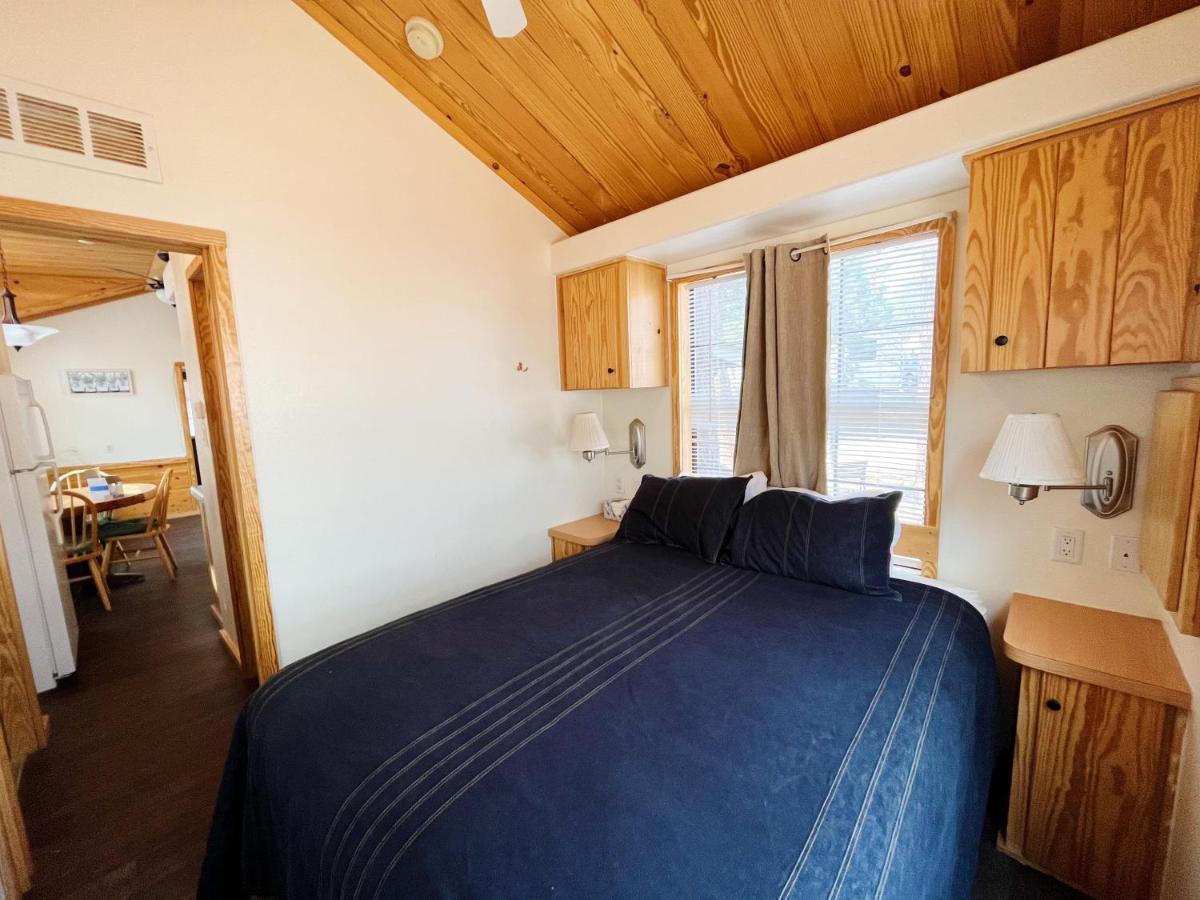 Sally'S Cabin Is A Quaint Two Bedroom Tiny Home Вудленд-Парк Екстер'єр фото