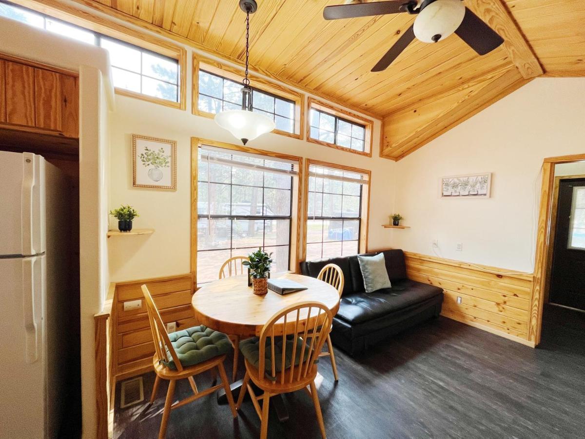 Sally'S Cabin Is A Quaint Two Bedroom Tiny Home Вудленд-Парк Екстер'єр фото