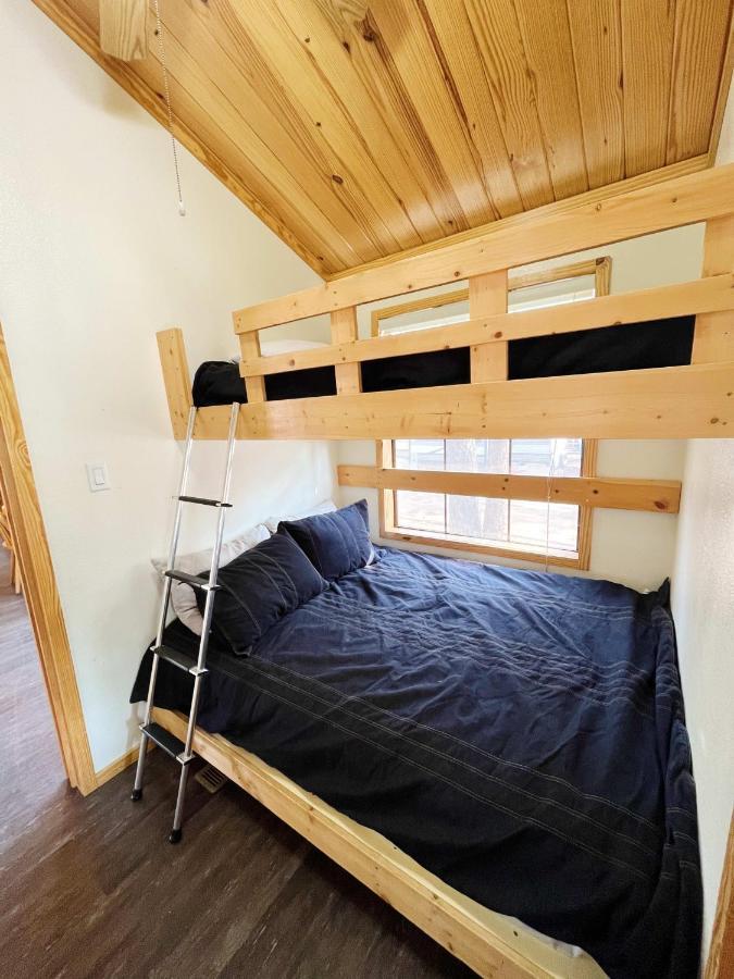 Sally'S Cabin Is A Quaint Two Bedroom Tiny Home Вудленд-Парк Екстер'єр фото